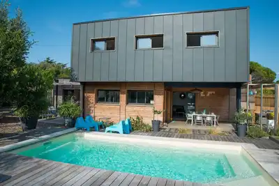 Image de 200m de l'océan, maison  contemporaine avec piscine chauffée pour 6 personnes