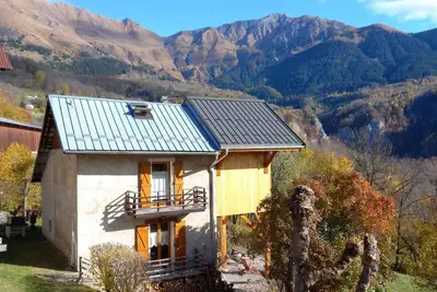 Image de Chalet savoyard avec vue dégagée dans un cadre reposant au milieu des mo