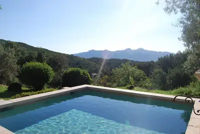 Image de Bastidon au coeur des collines du Garlaban vue imprenable sur la Sainte Baume