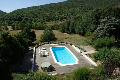 Maison avec piscine dans un environnement naturel d'exception