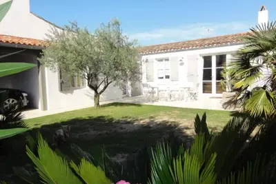Flotte Ile de RéMaison, style Rhétais, au centre du village et proche de la mer.