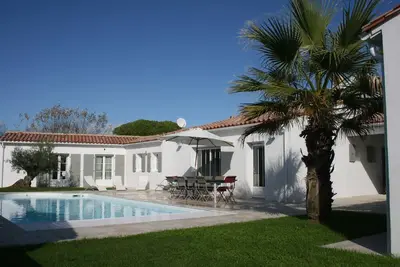 Maison de plain pied standing, calme, piscine chauffée, proche plage et village