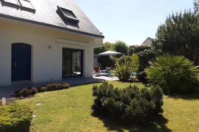 Image de Maison familiale contemporaine avec jardin et piscine chauffée, proche plage