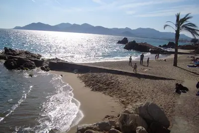 Image de 2 pièces avec piscine, face à la mer, à 50m de la plage