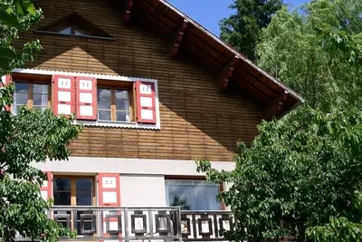Image de Chalet pour Famille/Tribut/Amis/Grande Table Repas / Grandes Chambres/Jardin