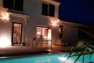 Mas de Caractère, private heated pool, in the countryside, at the foot of the hills