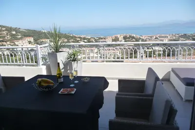 Image de T2 d'exception 56 m2 grand standing, 4 pers, neuf, terrasse 26m2 pleine vue mer.
