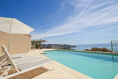 Image de Avec cette vue mer panoramique, que du bonheur pour vos vacances!