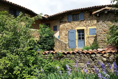 Image de Ancienne ferme en pierre, rénovée avec goût, au cœur des monts du Lyonnais