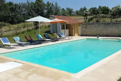Image de Grande maison de famille entièrement renovée, avec piscine, bois, étang prairies