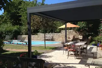 Image de Belle demeure en pierre avec piscine.