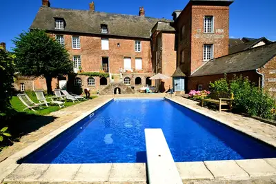 Image de Gîte en Normandie avec piscine privée et chauffée.