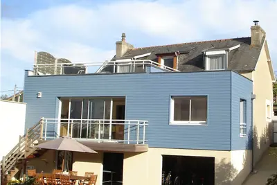Image de Maison moderne et spacieuse avec jardin et belle vue sur mer