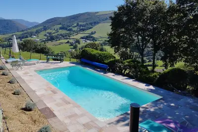 Image de Grande et superbe maison typique avec piscine au cœur des montagnes basques