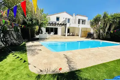 Image de Villa Luxe 160m2, Piscine chauffée, Clim, 700m Plage! Jardin, Île Almandin.