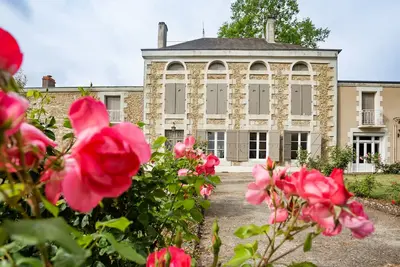 Image de Demeure familiale  3* dans un parc arboré avec piscine proche du Futuroscope