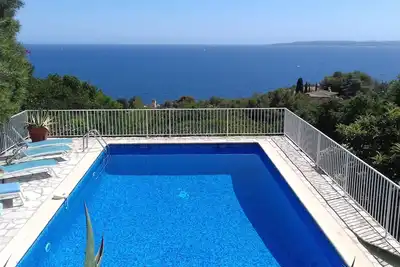 Image de Vue merveilleuse sur la Grande Bleue! Piscine chauffée, plein Sud et mer à pied