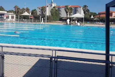 Image de T2 bien exposé avec climatisation dans la chambre et proche piscine municipale.