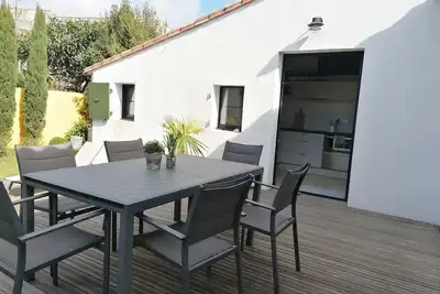 Image de Maison chaleureuse, avec jardinet proche de la plage et des commerces.