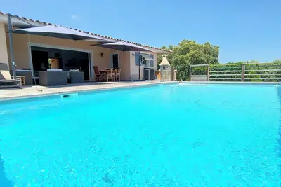 Image de Villa avec piscine privée et vue panoramique mer et montagne