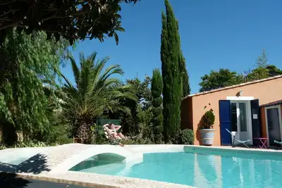 Image de Petite villa en Provence dans un cadre idyllique. Calme assuré même en ville