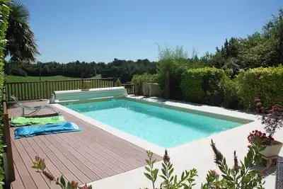 Image de Maison en pierre pour 6 personnes, piscine chauffée, boulodrome, cuisine d’été