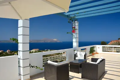 Image de Villa En Crete, récente, Piscine à débordement. Vue Mer panoramique