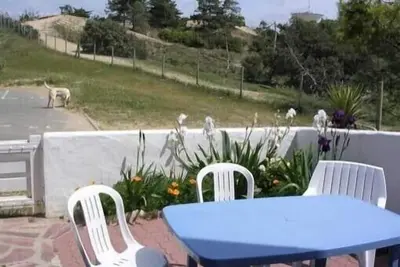 Image de terasse de plein pied, la dune et la pinéde à 10 m, la plage à 150 m.