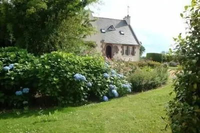Maison bretonne situee dans un parc clos en campagne, proche de paimpol
