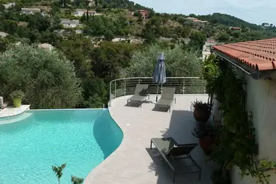 Villa \"Jardin secret\", label d'état 4 étoiles, arrière pays niçois, oliveraie