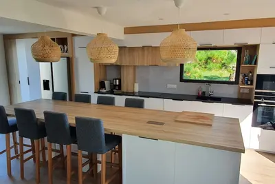 Maison non mitoyenne rénovée en 2022, la plage à pieds au bout de la rue!