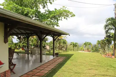 Image de le Domaine de La marie joseph est un refuge dans un jardin tropical