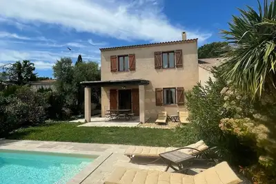 Image de Maison proche Avignon avec vue dégagée et piscine privée pour 6/7 personnes