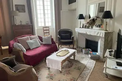 Image de La Rochelle dans hôtel particulier parking privé, plage, parcs et cœur de ville.