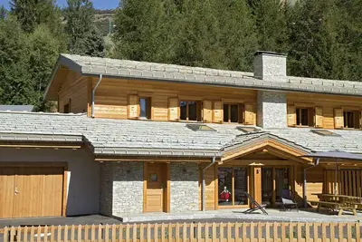 Image de Grand chalet neuf au centre des Deux Alpes - piscine intérieure et sauna
