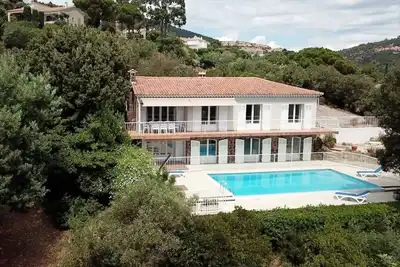 Image de Villa De Style Neo-Provencal Avec Piscine Securisee A Debordement