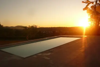 Villa, très grande piscine, village à pied, vue village et Rhune, 18 personnes.