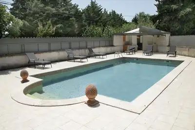 Image de Gîte au pied des Alpilles pour 4 personnes avec piscine, au milieu des oliviers