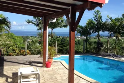 Image de Studio Sud Est, grande terrasse face à la mer dans jardin tropical. Piscine.