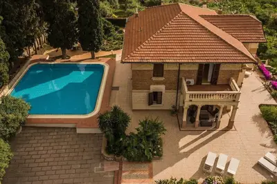 Image de Superbe Villa avec piscine privée, jacuzzi, tennis, en face des Iles Éoliennes