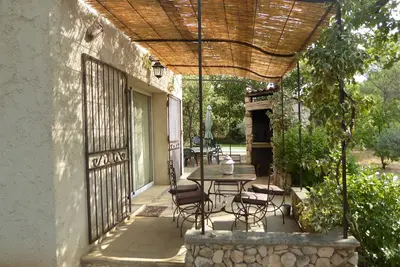 Image de Cabanon, 3 étoiles, sa piscine au pied du Luberon.