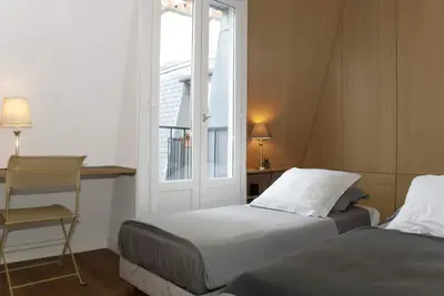 Image de Appartement de charme- – extrêmement calme –   3 minutes de la tour Eiffel