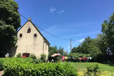 Image de Maison de Chazelles près du Massif du Sancy, avec piscine, à côté d'un château.