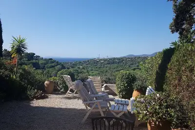 Image de Gigaro - Mas d'angle avec vue mer