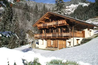 Image de Chalet traditionnel grand confort 4 étoiles avec Spa et départ skis aux pieds