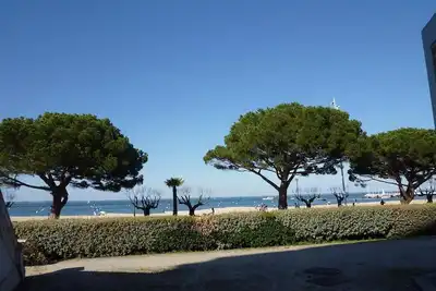 Image de Appartement en Centre-Ville avec Terrasse et Parking, Accès Direct à la Plage