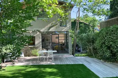Maison avec jardin et piscine sur l'île de la Barthelasse proche centre Avignon