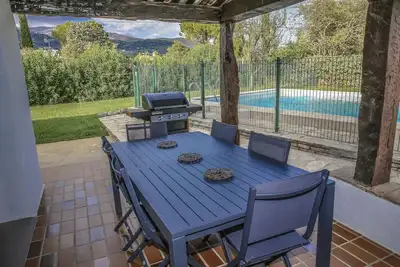 Image de Villa climatisée avec piscine dans quartier résidentiel calme. Jardin arboré.