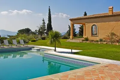 Image de Villa 8 personnes type provençal. Piscine et vue panoramique Saint-Tropez