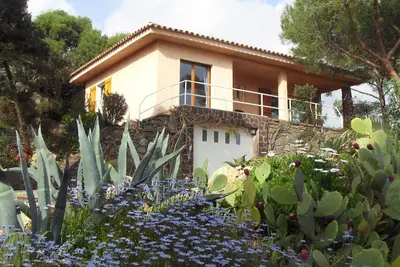Image de villa lumineuse sécuriséee en haut d'un beau jardin, belle vue mer, proche plage
